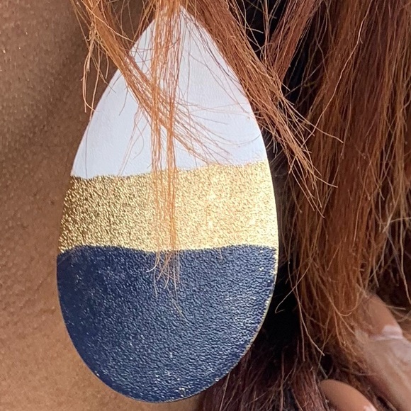 TEARDROP METAL WHITE METALLIC EARRINGS - Picture 2 of 3